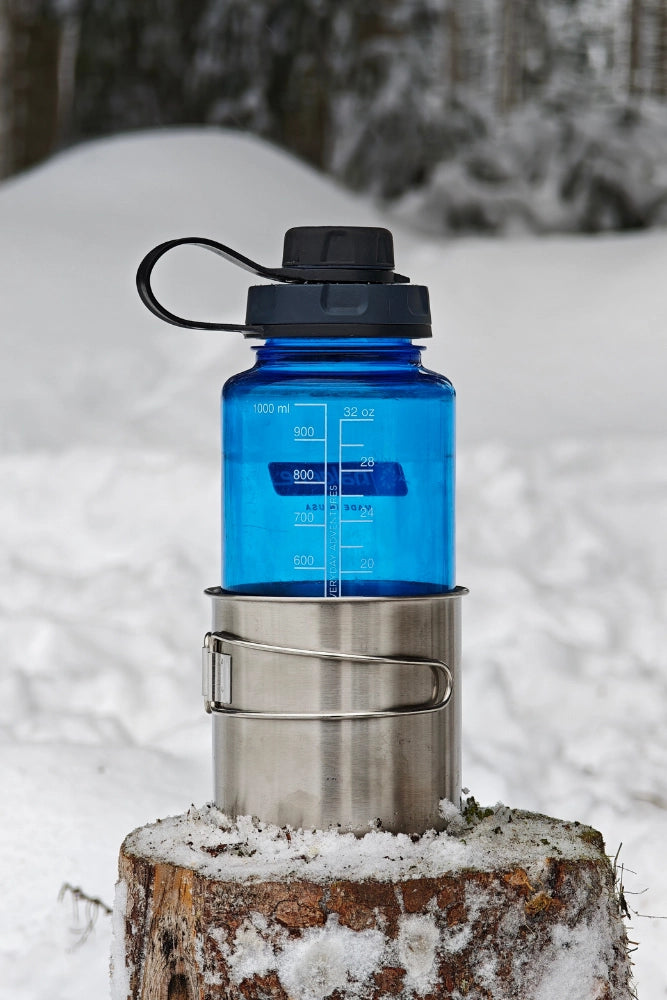 Edelstahl-Trinkbecher von Fritz & Frei mit 1L Nalgene-Flasche – perfekt als kompaktes Camping-Set.