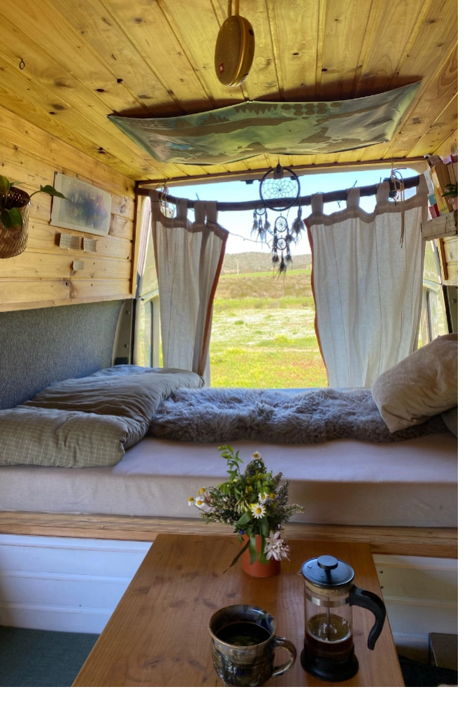 Fritz und Frei Merinofell beim Camping am Strand auf Strandstuhl am Camper – kuschelige Auflage für mehr Komfort