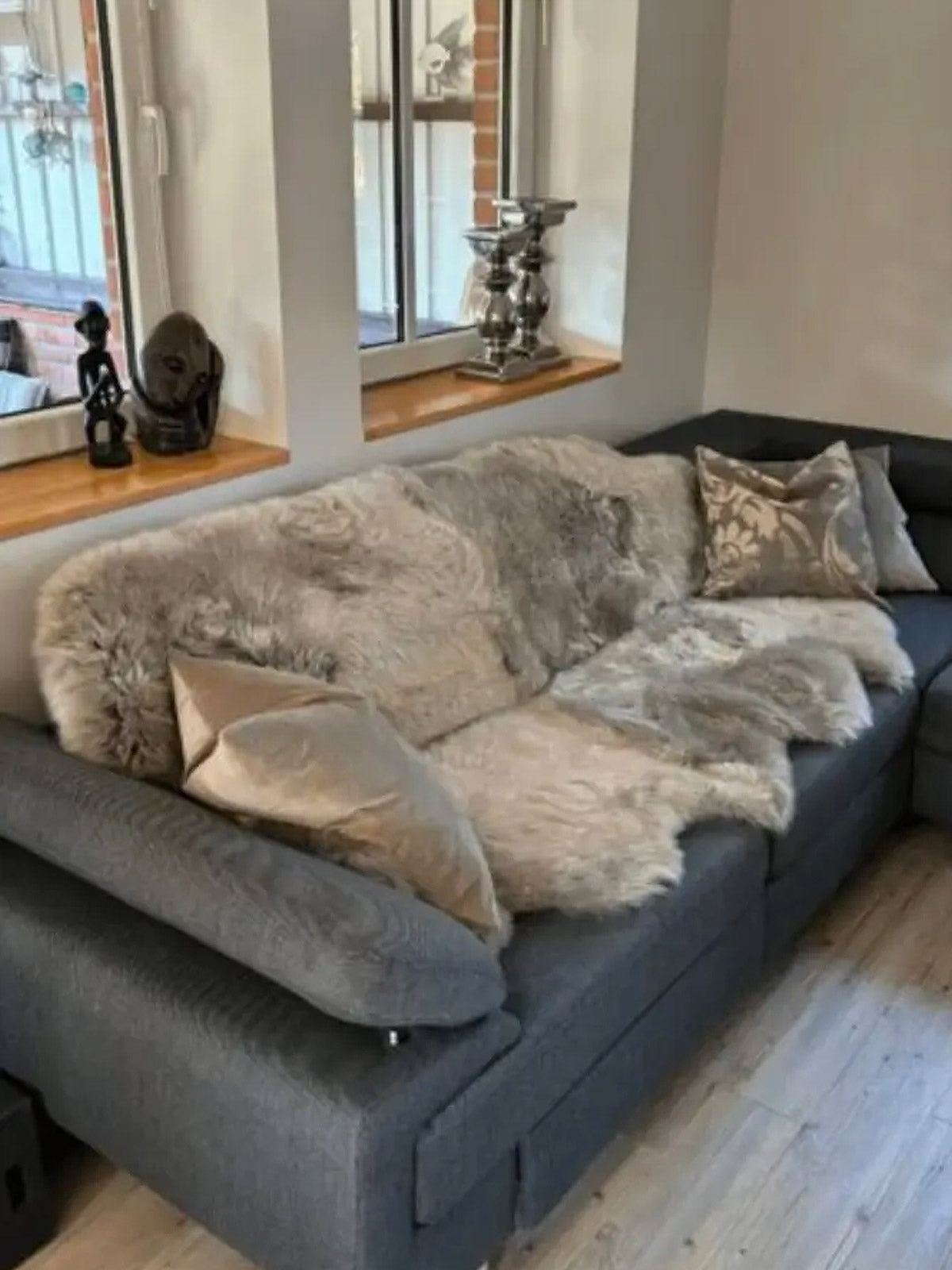 Merino Schaffell als Auflage auf einem Sitzmöbel im Wohnzimmer