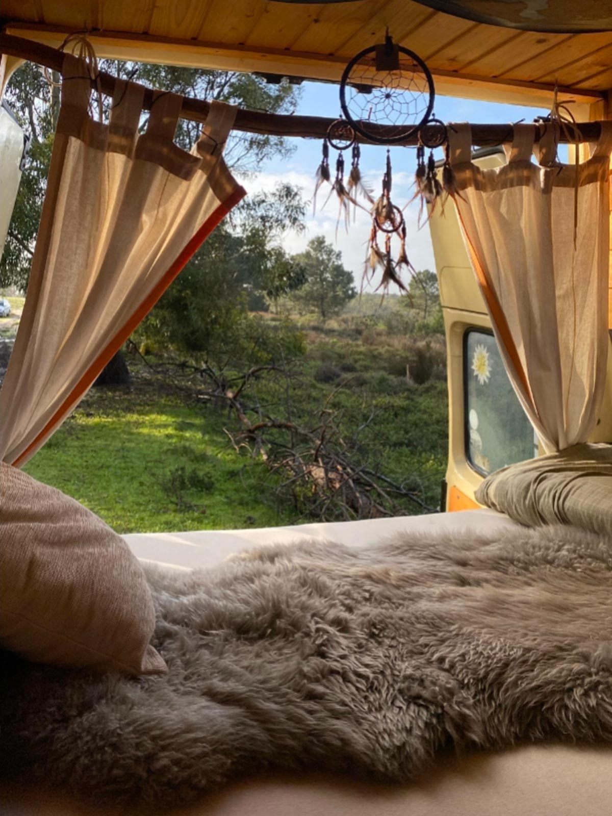 Merino Schaffell als Auflage auf dem Bett in einem Camper