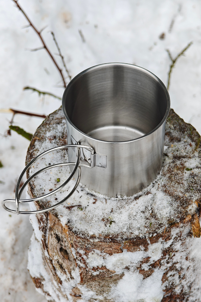 Fritz & Frei Trinkbecher mit Faltgriff im Outdoor-Einsatz – platzsparend und robust für unterwegs.