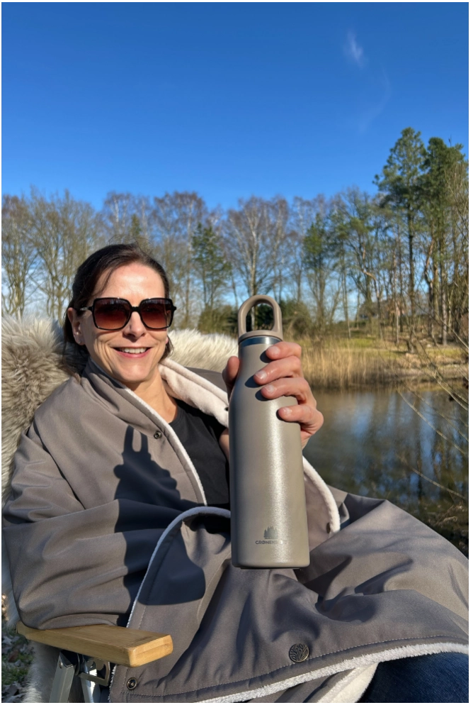 Thermo-Trinkflasche aus Edelstahl (500 ml) am See – robuste Isolierflasche für heiße und kalte Getränke draußen