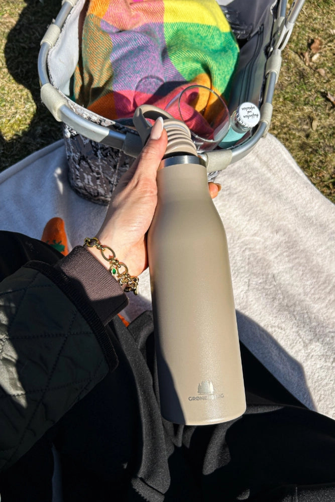 Thermo-Trinkflasche aus Edelstahl (500 ml) beim Wandern – robuste Isolierflasche für heiße und kalte Getränke
