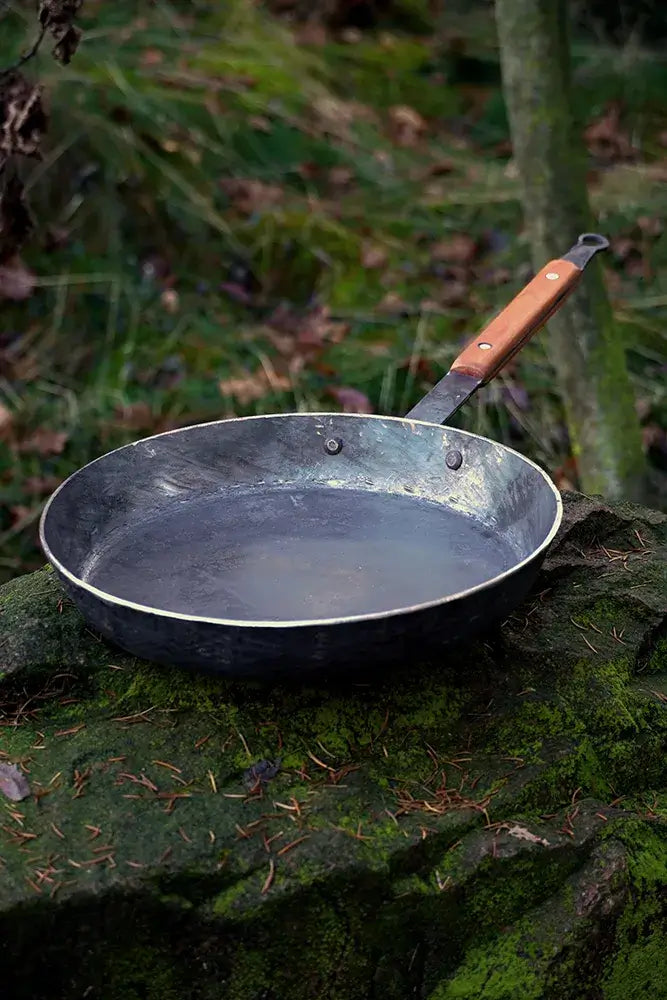 fyreza-flexipan-30cm-carbonstahlpfanne-handgeschmiedete-pfanne-fuer-outdoor-und-kueche.webp