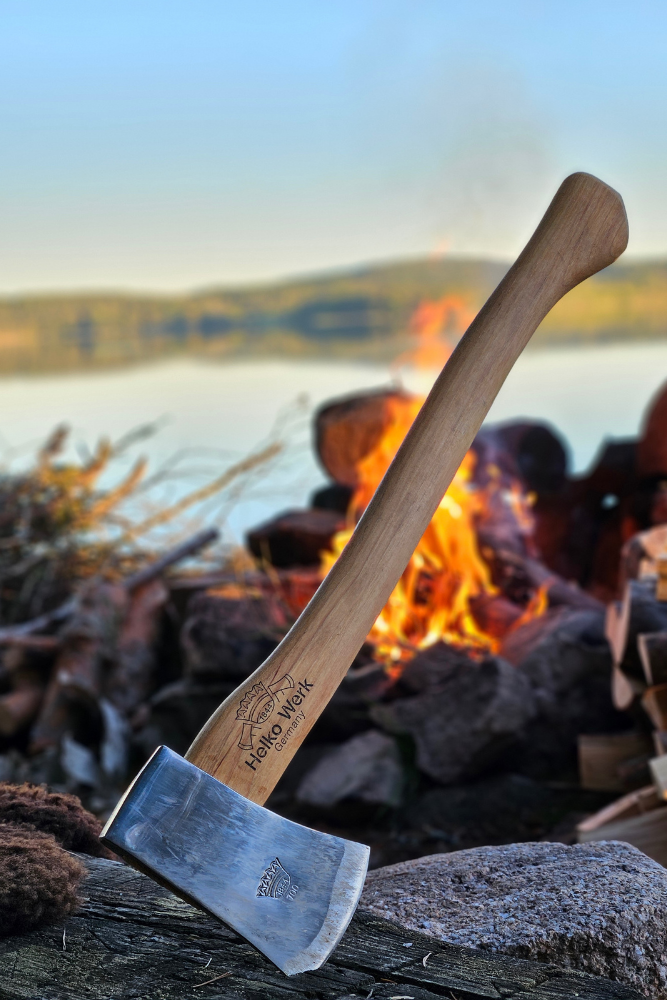 Gesellenbeil von Fritz & Frei im Outdoor-Einsatz bei Holzarbeiten – robustes Beil für Bushcraft und Camping.