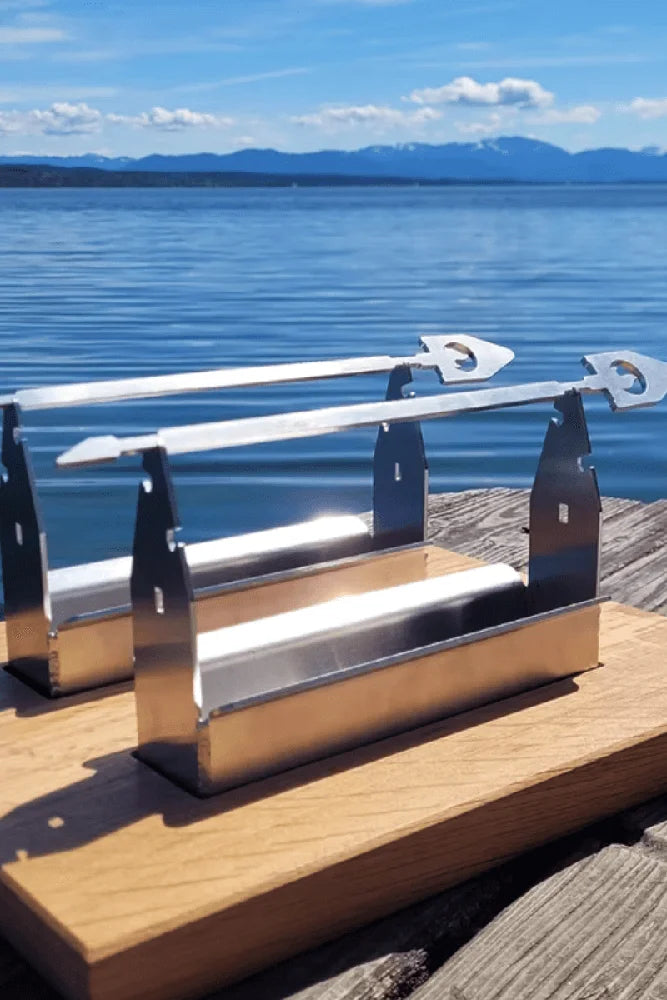 Porsti Flameboard Grillbrett aus Edelstahl und Eiche im Einsatz beim Vanlife direkt am Meer beim BBQ Grillen