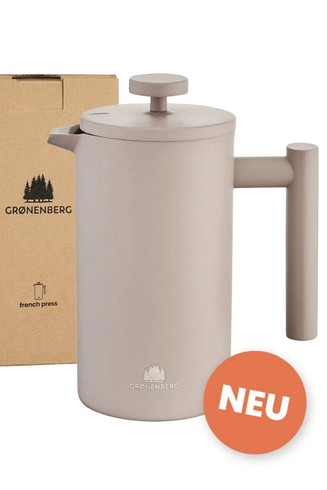 Die Groenenberg French Press in der Farbe Earth in Aktion: frisch gebrühter Kaffee direkt nach dem Pressen. Mit variabler Kapazität von 0,35 bis 1 Liter eignet sich diese Edelstahl-Presskanne für Einzelportionen oder mehrere Tassen – perfekt für zuhause oder unterwegs.