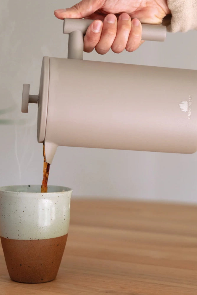 Groenenberg French Press Earth bei der Kaffeezubereitung – frischer Kaffee direkt ausgeschenkt.