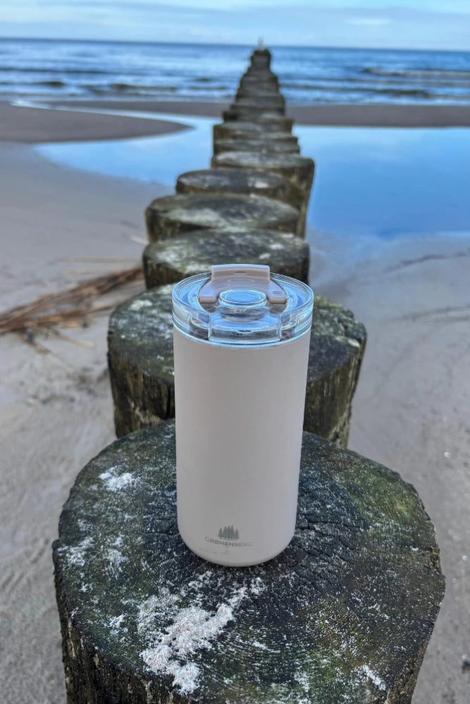 Groenenberg Thermobecher aus Edelstahl am Strand – Becher für heiße und kalte Getränke unterwegs