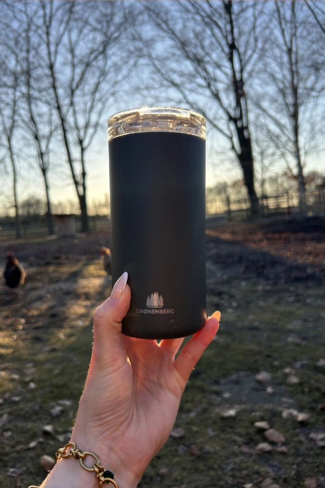 Groenenberg Thermoflasche aus recyceltem Edelstahl im Stall – Isolierflasche für heiße und kalte Getränke