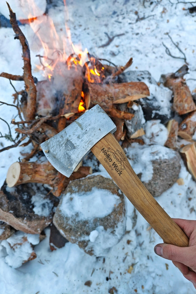 Helko Werk Gesellenbeil im Einsatz beim Spalten von Anzündholz am Winterlagerfeuer