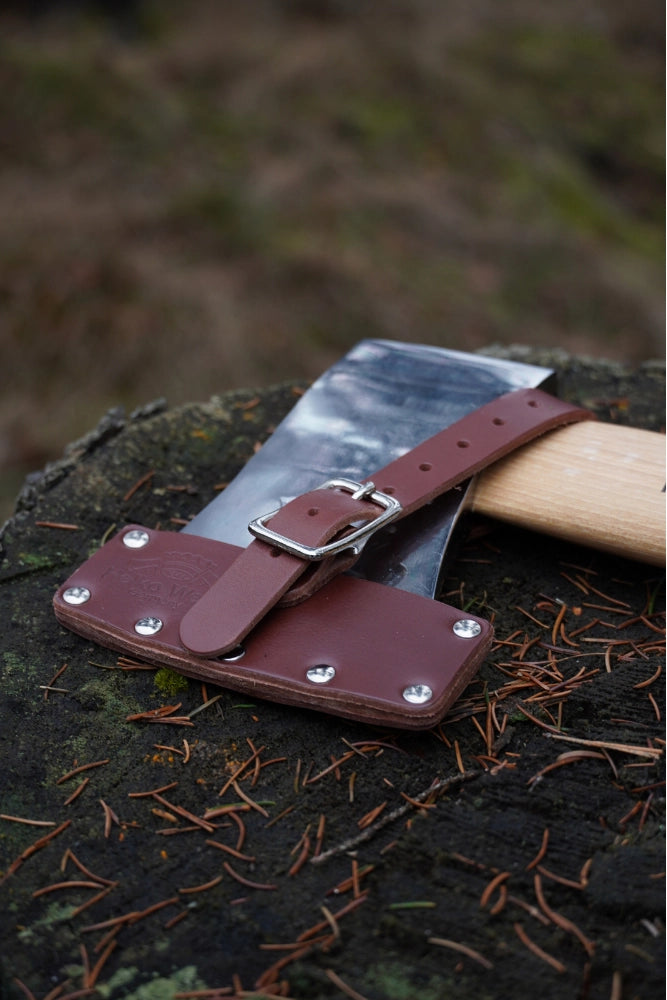 Helko Werk Pfadfinderaxt mit Lederhülle – Schutz und Stil für das Outdoor-Werkzeug.