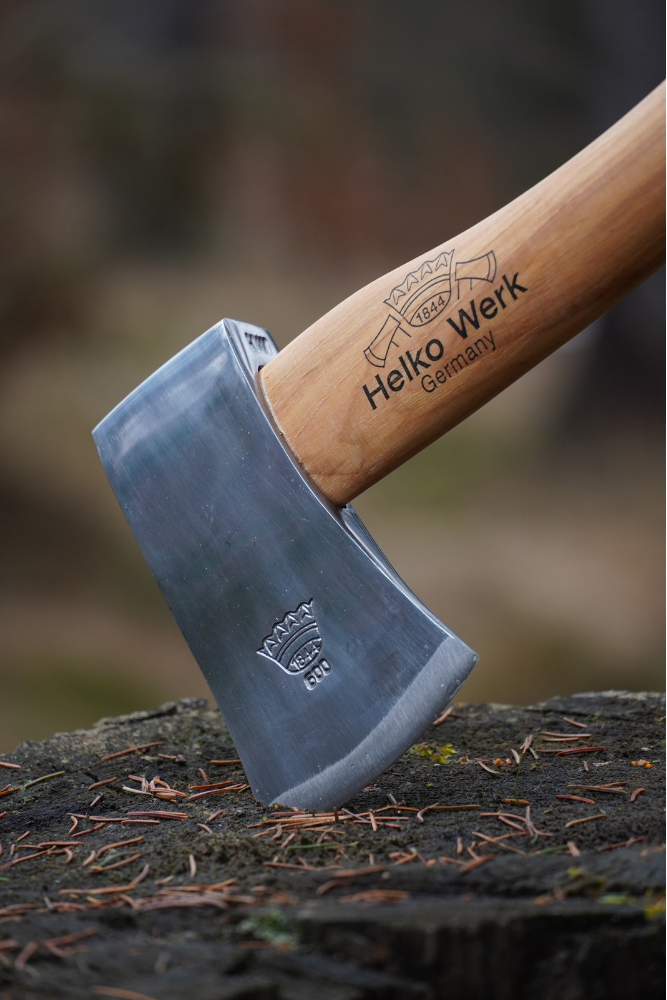Detailaufnahme des Beilkopfs des Helko Werk Pfadfinderbeils – scharf, robust und präzise geschmiedet.