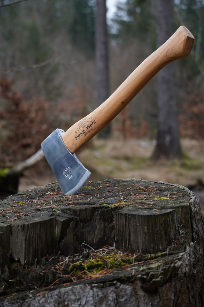 Detailaufnahme des Holzstiels des Helko Werk Pfadfinderbeils – ergonomisch, robust und langlebig.