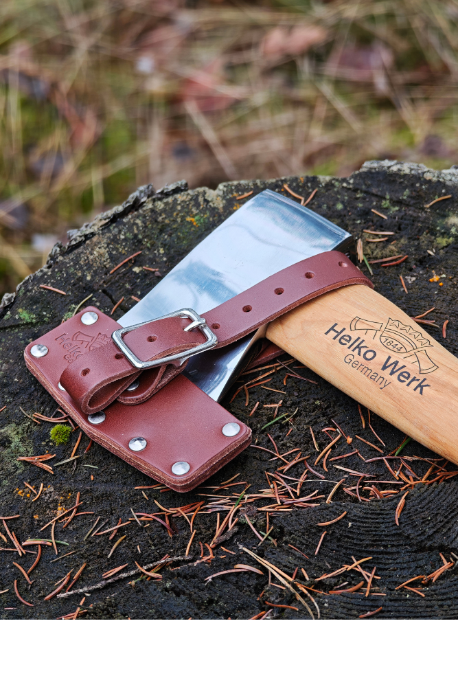 Helko Werk Pfadfinderbeil mit Lederscheide – Schutz und Stil für das Outdoor-Beil.