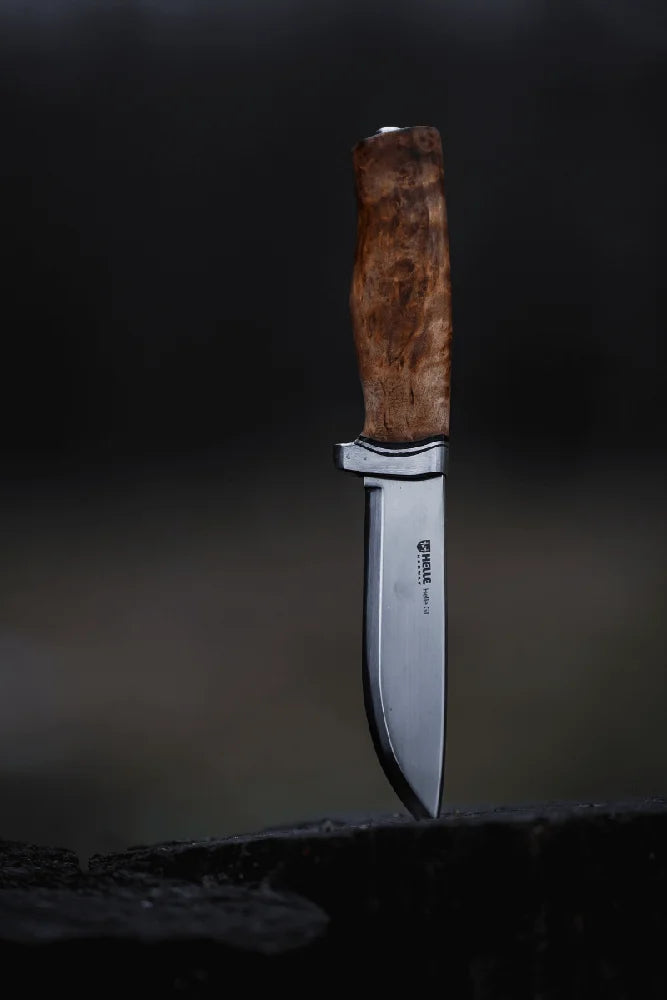 Helle GT Messer mit Birkenholz Griff im Detail als hochwertige Nahaufnahme