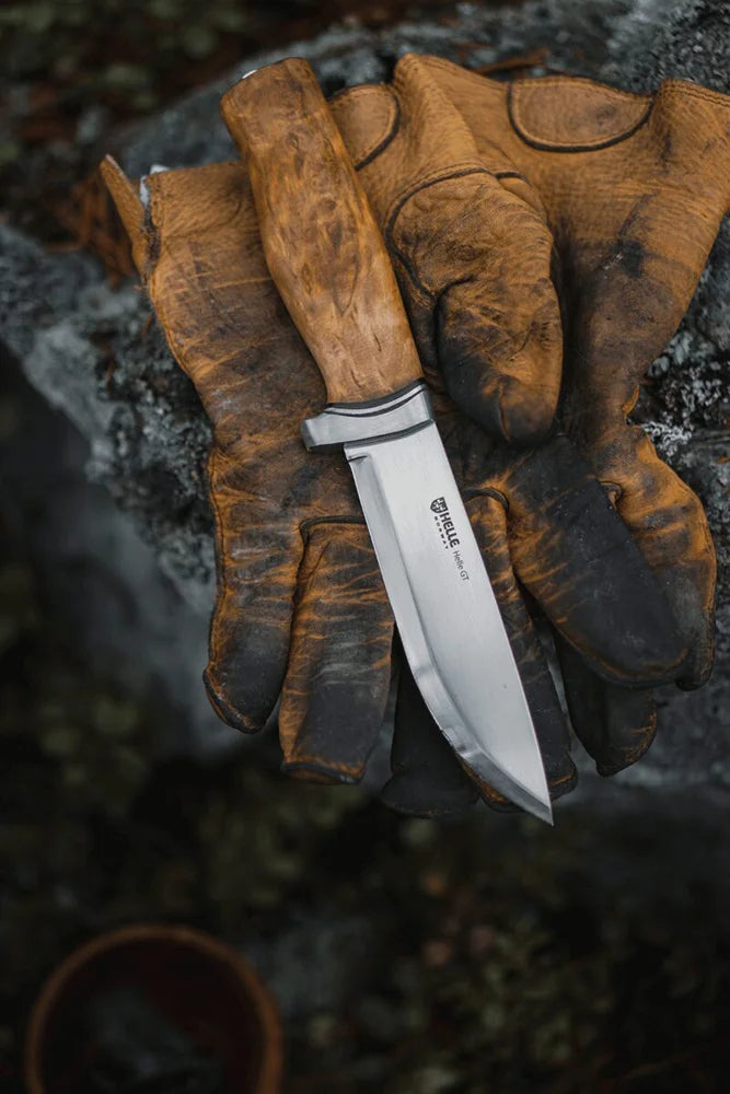 Helle GT Messer am Lagerfeuer im Outdoor Einsatz beim Camping und Bushcraft