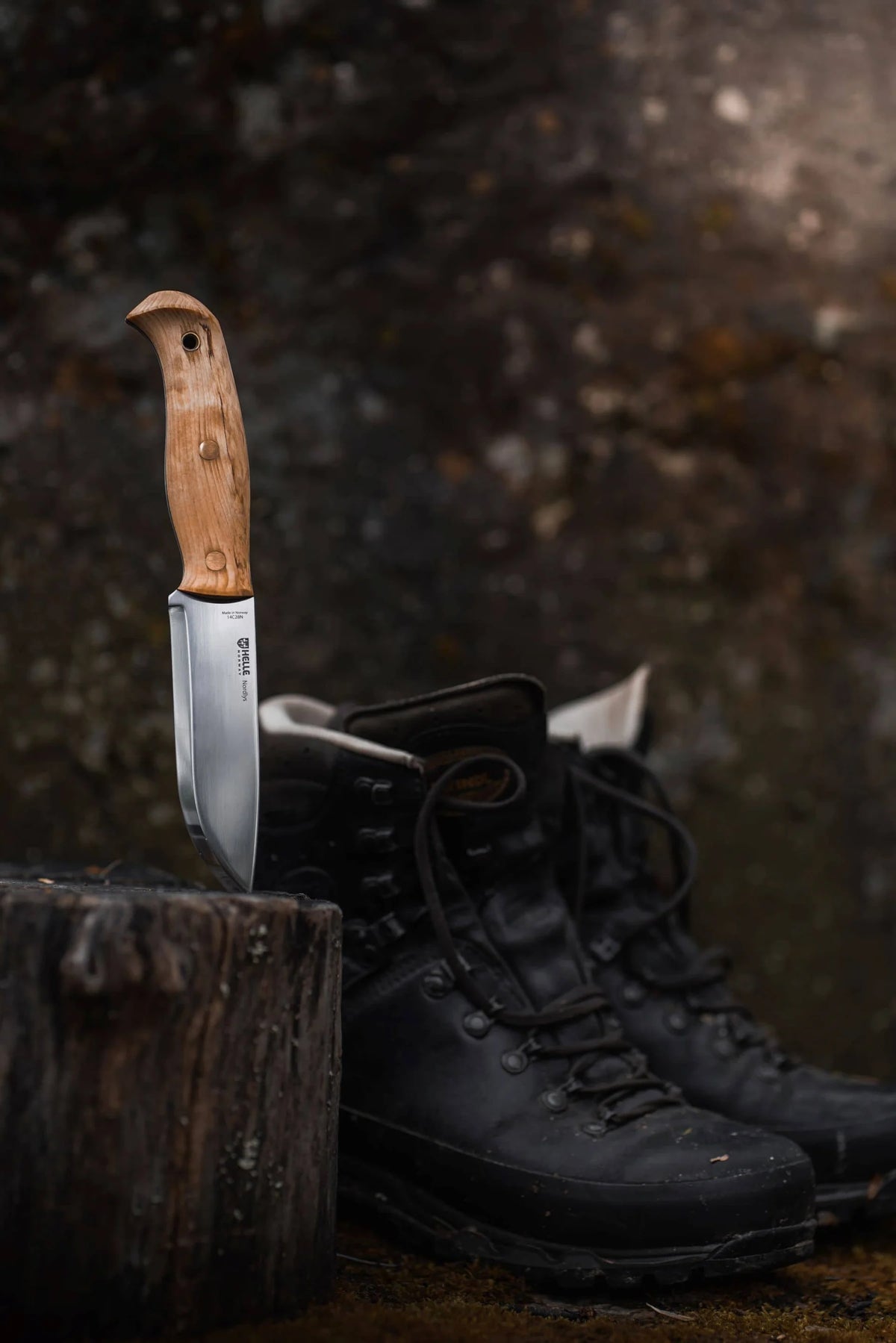 Helle Norway Nordlys Outdoormesser mit Maserbirken-Griff in natürlicher Outdoor-Umgebung