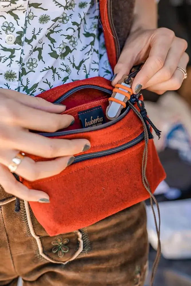 Hubertusloden Guerteltasche aus 100 Schafschurwolle als kompakte Tasche fuer Wald und Wiese