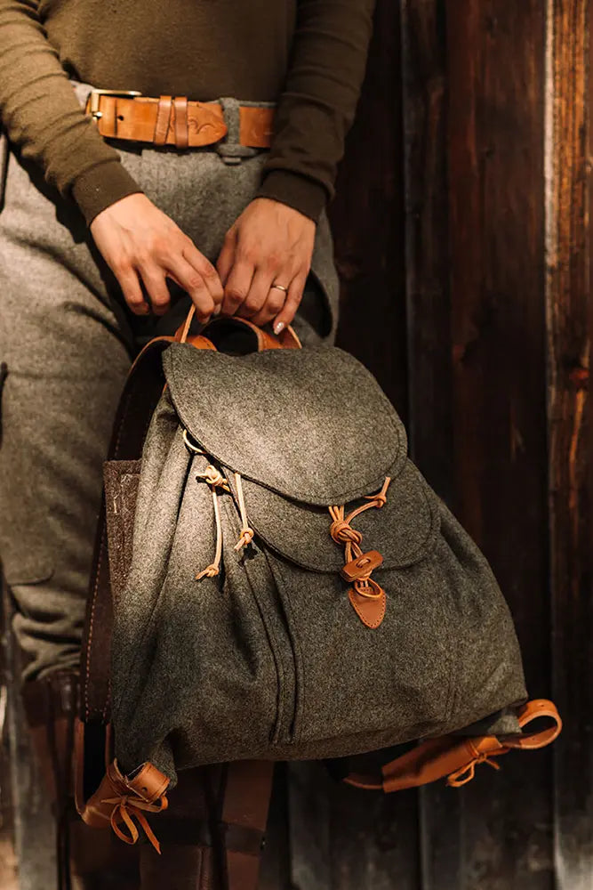 Hubertusloden Lodenrucksack Standard Superiorloden aus 100 Schafschurwolle nachhaltiger Wollrucksack mit hellen Lederriemen