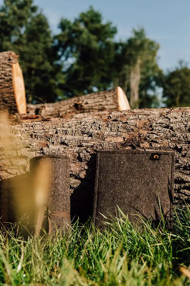Hubertusloden Sitzfilz Oetzi aus Schafschurwolle 40x30 am Lagerfeuer im Wald