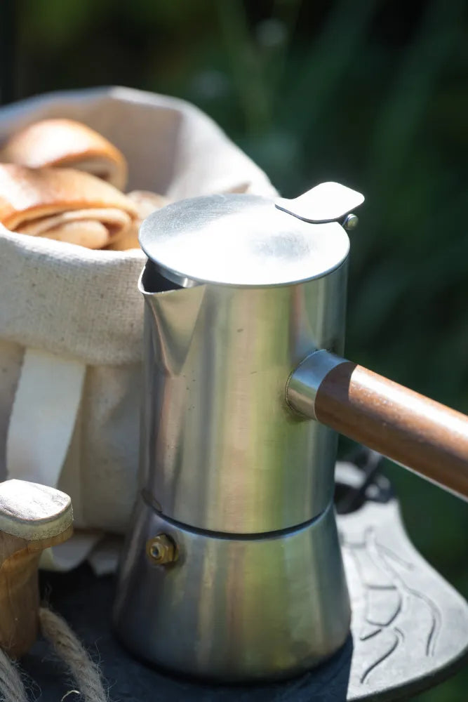 Lambda Coffee Espressokocher aus Edelstahl im Lagerfeuer Einsatz fuer Outdoor Camping und Vanlife Kaffee