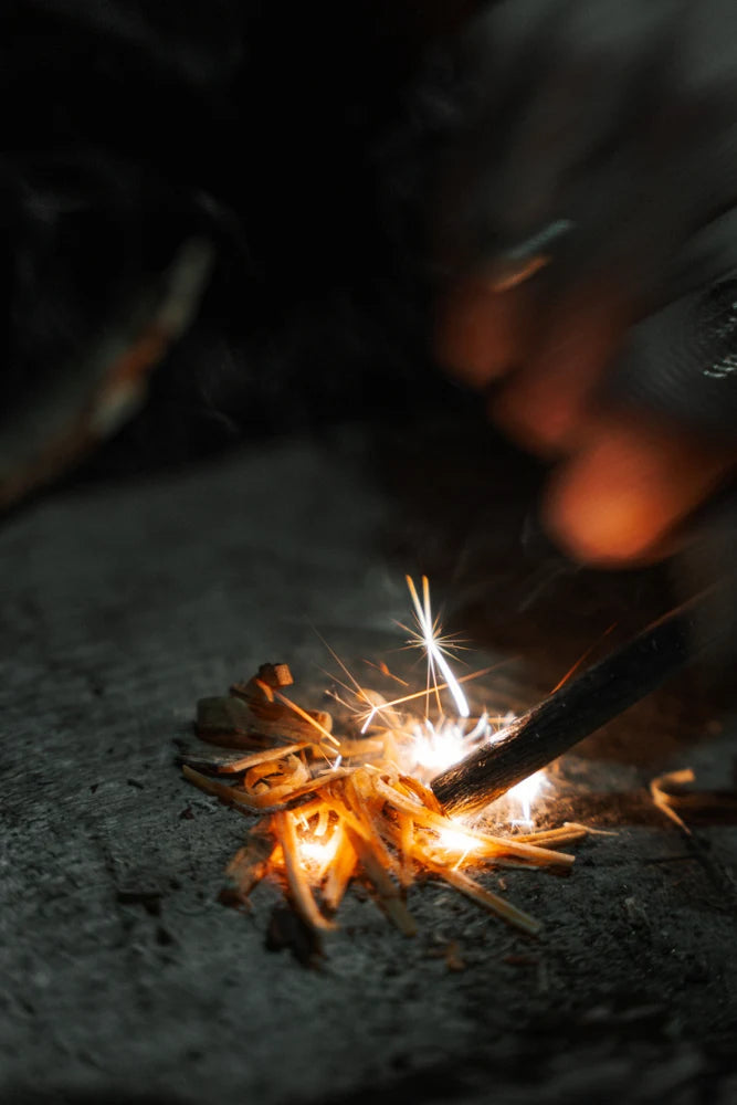 Detailaufnahme des Lambda Coffee Feuerstahls mit Funkenbildung – robuster Feuerstarter für Outdoor, Bushcraft und Camping