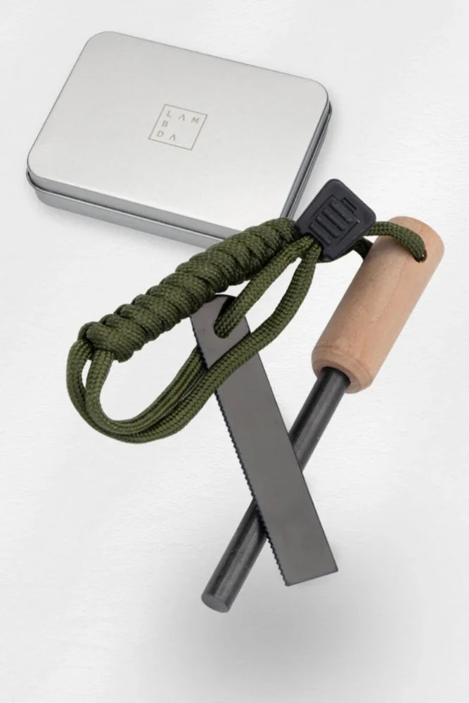 Lambda Coffee Feuerstahl als kompletter Freisteller – robuster Feuerstarter für Outdoor, Camping und Bushcraft