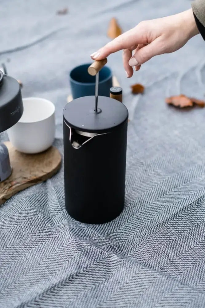 Lambda Coffee French Press aus Edelstahl mit Rhino Coating Detail vom ergonomischen Griff fuer Camping Outdoor und Vanlife Kaffee