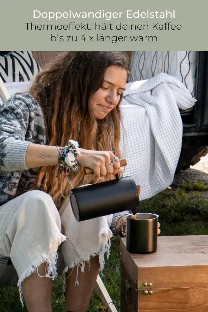 Lambda Coffee French Press aus Edelstahl mit Rhino Coating Detail Holzgriff und Ausguss fuer Camping Outdoor Kaffee