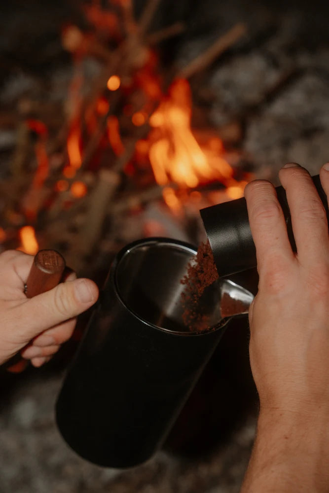 Lambda Coffee French Press aus Edelstahl mit Rhino Coating Detail beim Kaffee einfuellen fuer Outdoor Camping und Vanlife