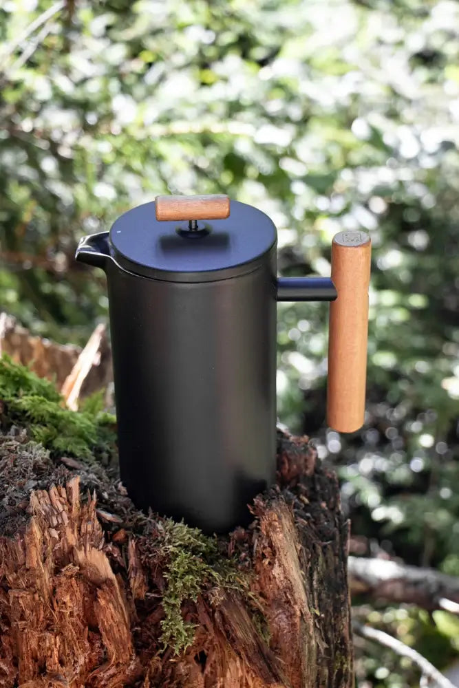 Lambda Coffee French Press aus Edelstahl mit Rhino Coating Nautic Night im Bushcraft Einsatz fuer Outdoor und Camping Kaffee