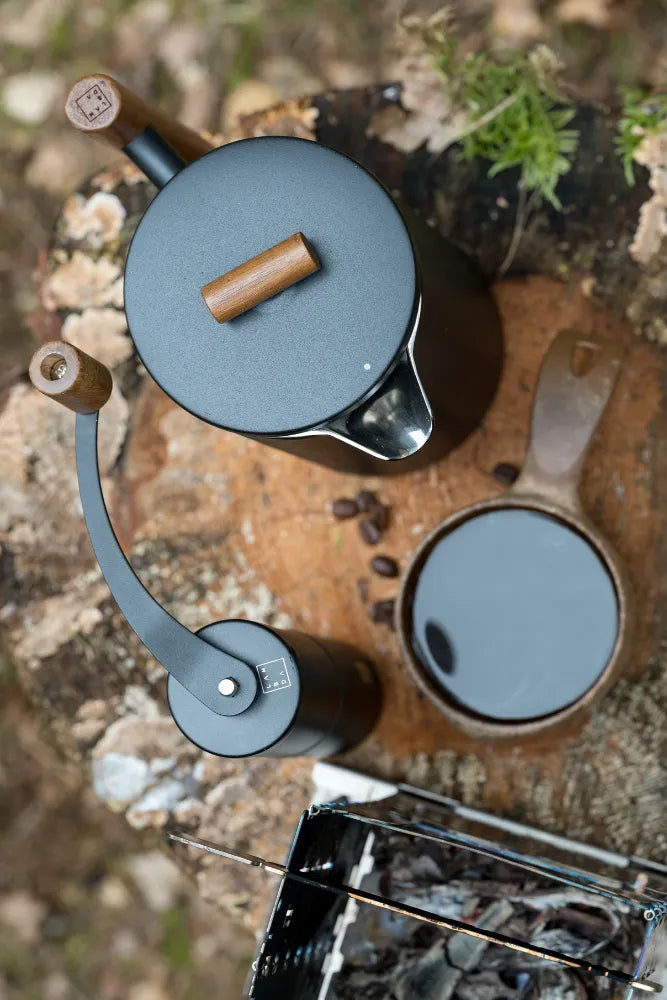 Lambda Coffee French Press aus Edelstahl mit Rhino Coating Nautic Night und Kaffeemuehle Terra von oben im Outdoor Einsatz