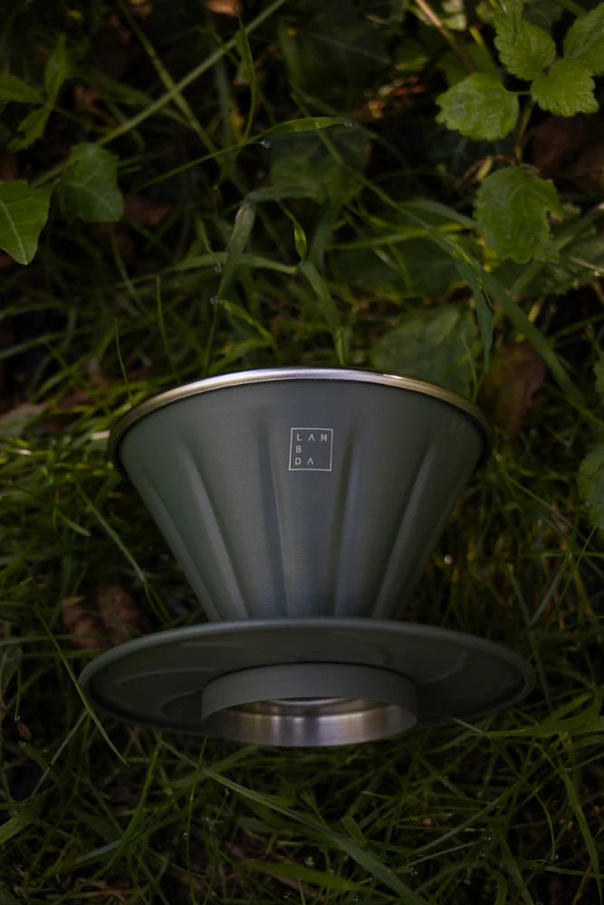 Lambda Coffee Hand-Kaffeefilter Sierra in Moss Green Grün aus Edelstahl – inklusive Karabinerhaken & 10 Papierfiltern für Outdoor & Camping