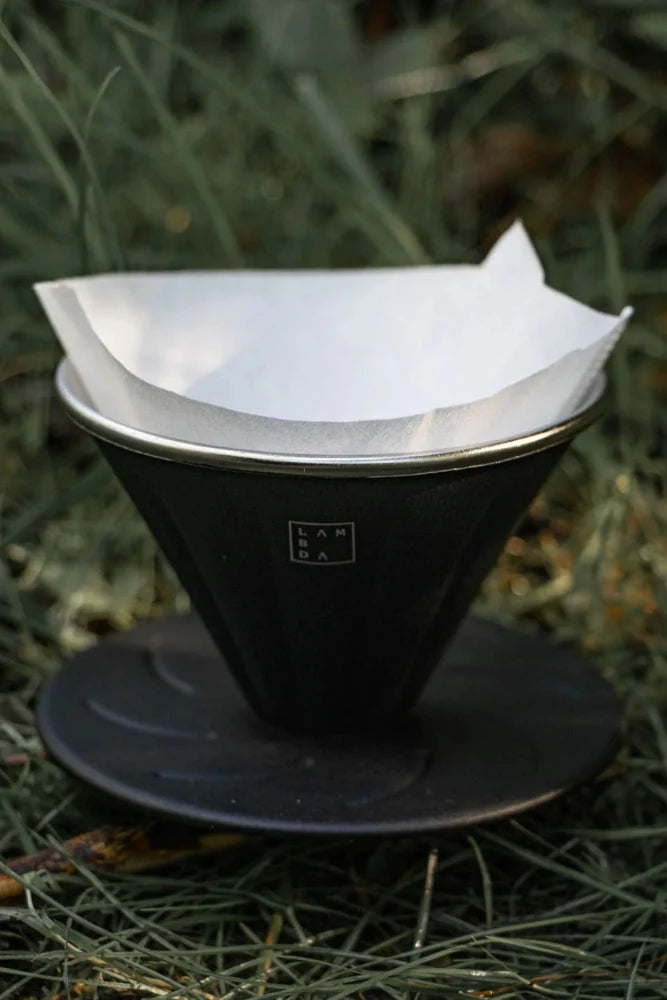 Detailaufnahme des Lambda Coffee Hand-Kaffeefilters Sierra in Nautic Night Schwarz mit eingesetztem Papierfilter – Edelstahlfilter für Outdoor & Camping
