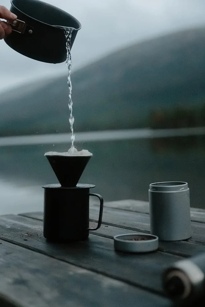 Lambda Coffee Hand-Kaffeefilter Sierra in Nautic Night Schwarz im Outdoor-Einsatz – inklusive Karabinerhaken & 10 Papierfiltern für Camping & Vanlife