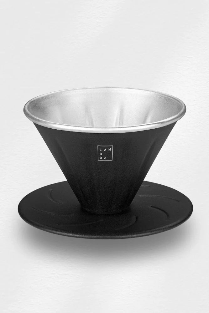 Lambda Coffee Hand-Kaffeefilter Sierra in Nautic Night Schwarz als Freisteller – robuster Edelstahl-Kaffeefilter für Outdoor & Camping