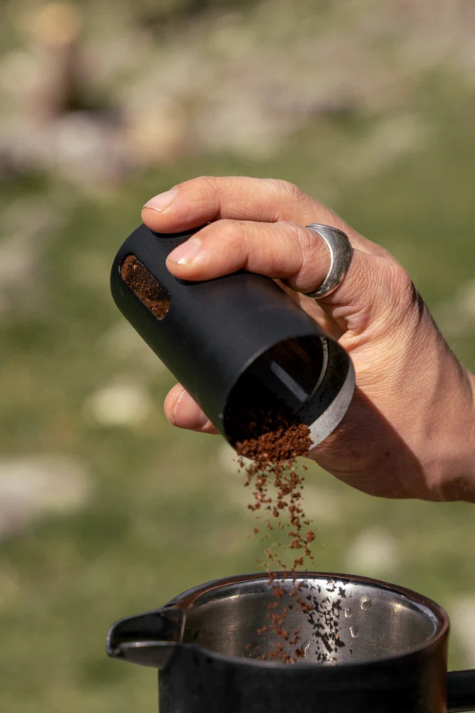 Detailaufnahme der Lambda Coffee Kaffeemühle Terra bei der Kaffee-Einfüllung – manuelle Edelstahl-Handmühle für Outdoor & Camping