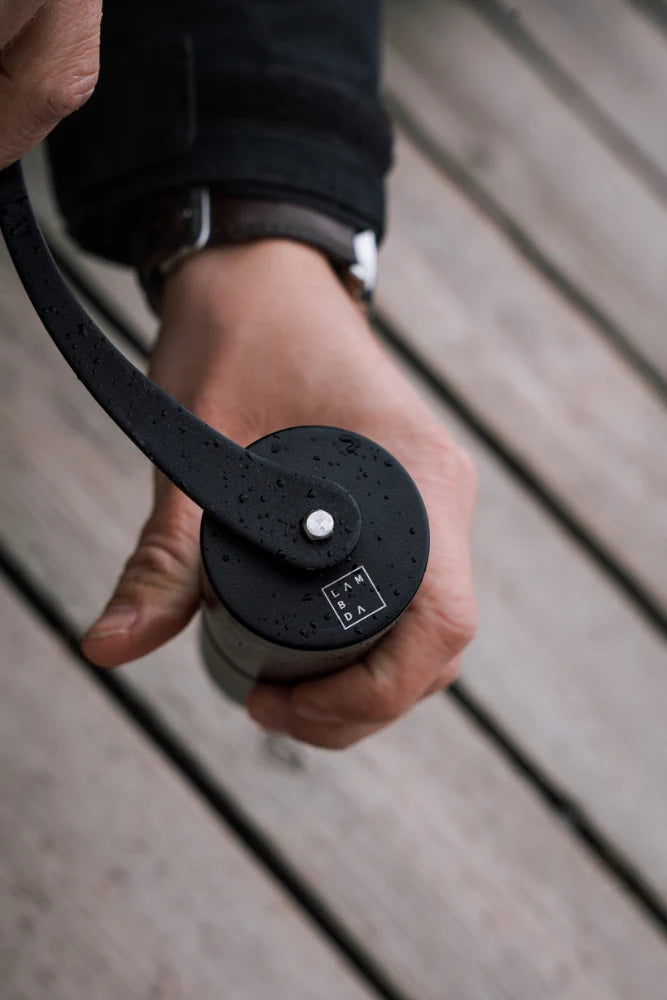 Lambda Coffee Kaffeemühle Terra – Detailansicht von Mahlwerk und Bedienung der manuellen Edelstahl-Handmühle