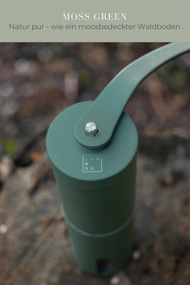 Lambda Coffee Kaffeemühle Terra in Moss Green – manuelle Kaffeemühle für frischen Kaffee im Vanlife & Outdoor-Einsatz