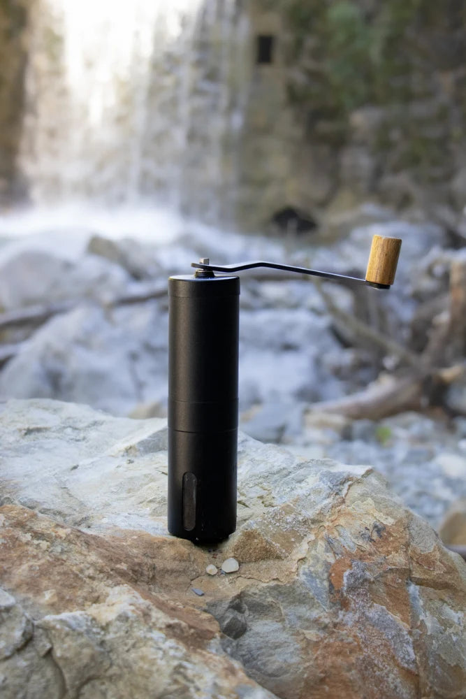 Lambda Coffee Kaffeemühle Terra in Nautic Night im Adventure-Einsatz – manuelle Edelstahl-Kaffeemühle für Outdoor, Reisen und Vanlife
