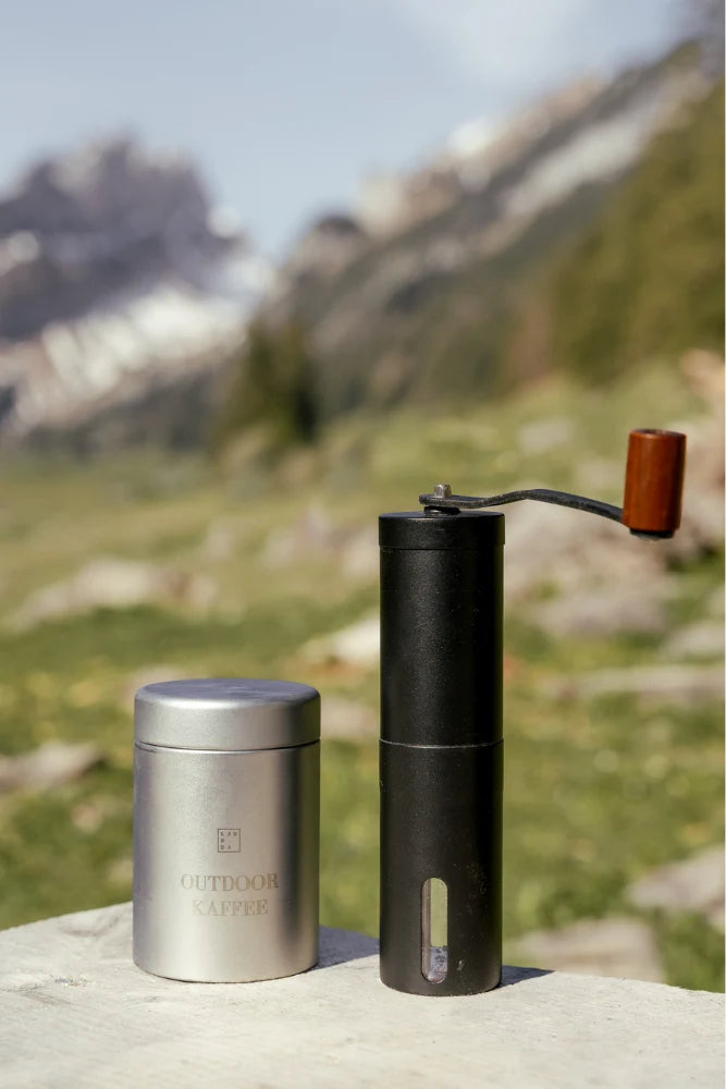 Lambda Coffee Kaffeemühle Terra in Nautic Night im Einsatz in den Bergen – manuelle Edelstahl-Kaffeemühle für Outdoor & Camping