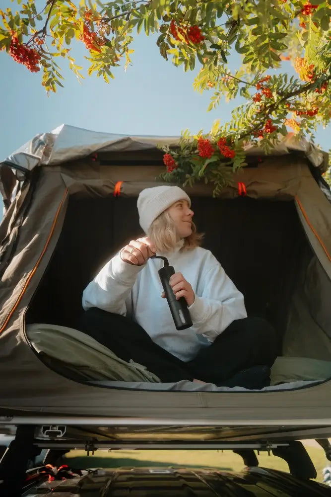 Lambda Coffee Kaffeemühle Terra in Nautic Night im Einsatz im Dachzelt – manuelle Outdoor-Kaffeemühle für Camping & Vanlife