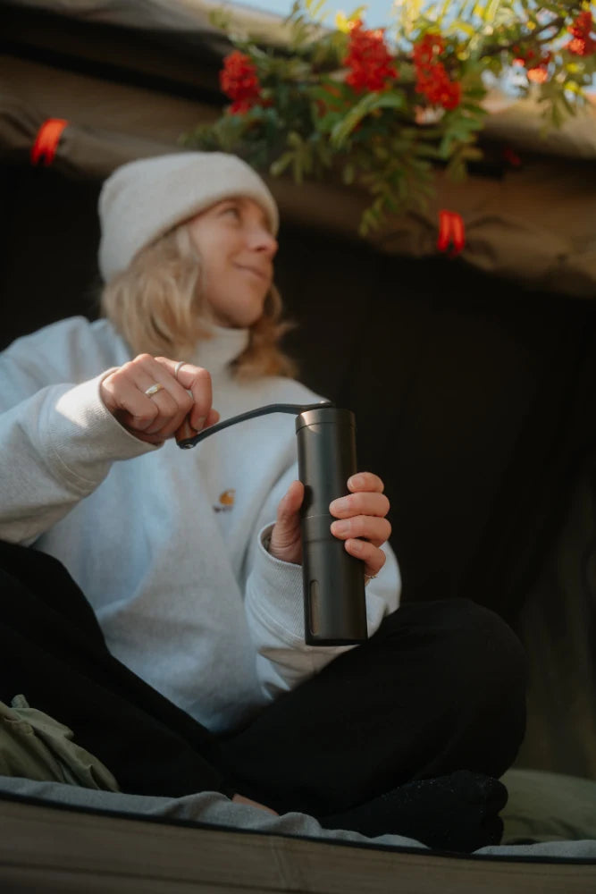 Lambda Coffee Kaffeemühle Terra in Nautic Night im Outdoor-Einsatz – manuelle Edelstahl-Kaffeemühle für Camping und Vanlife