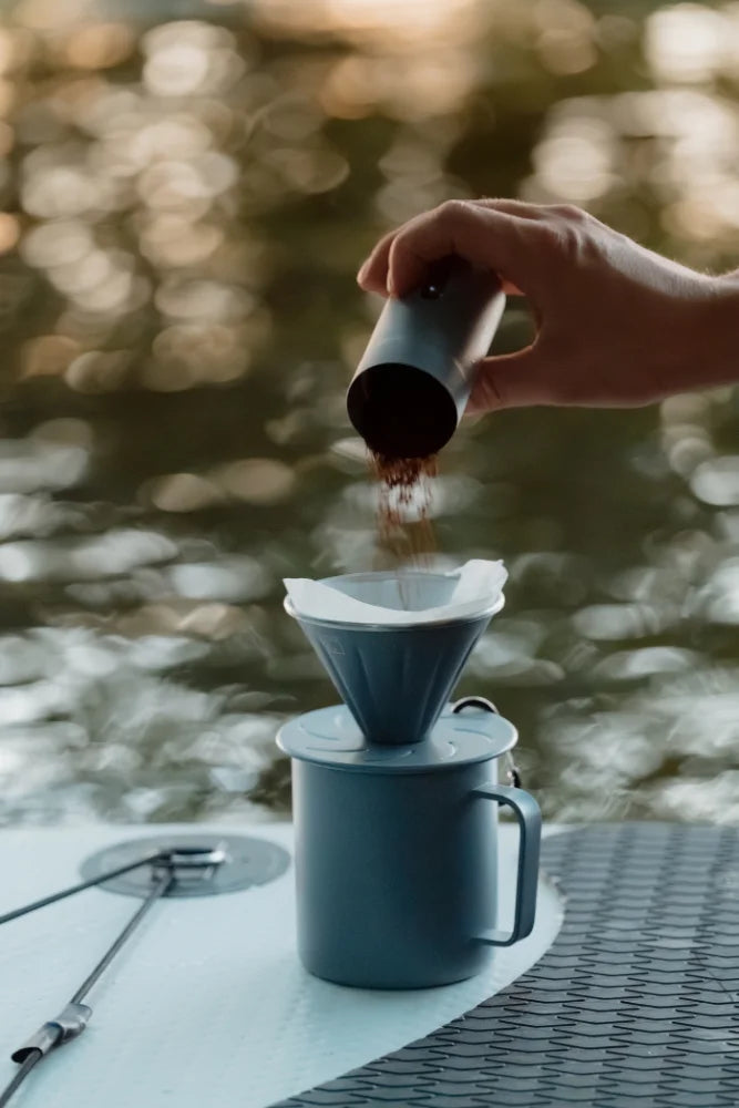Lambda Coffee Thermobecher Atacama aus Edelstahl 360ml in Dusk Blue Blau im Outdoor Einsatz am See