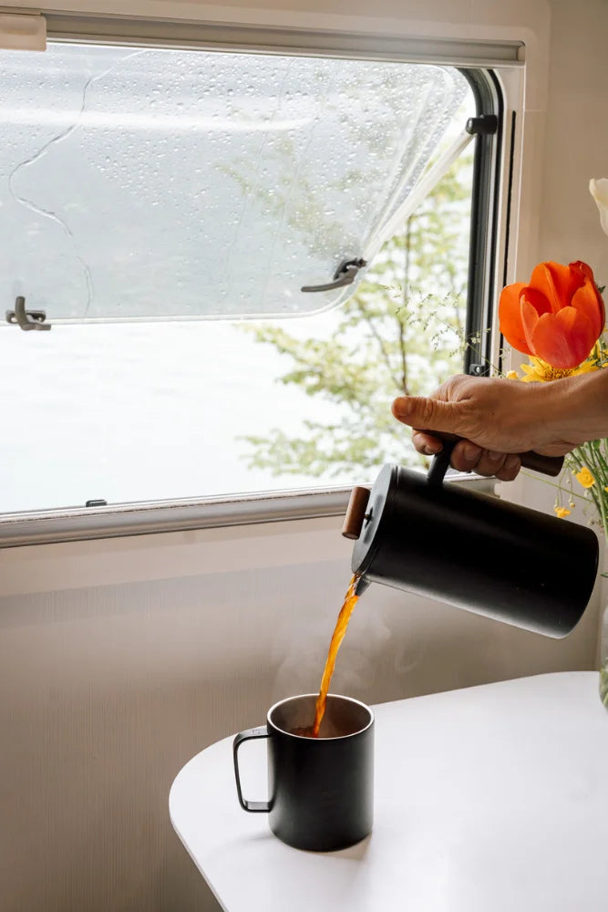 Lambda Coffee Thermobecher Atacama aus Edelstahl 360ml im Vanlife Wohnmobil Kueche Einsatz bei der Kaffeezubereitung
