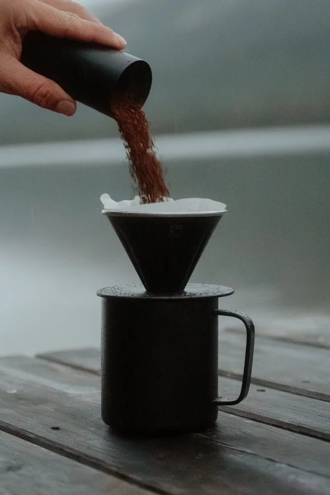 Lambda Coffee Thermobecher Atacama aus Edelstahl 360ml in Nautic Night Schwarz im Outdoor Einsatz beim Camping und Vanlife
