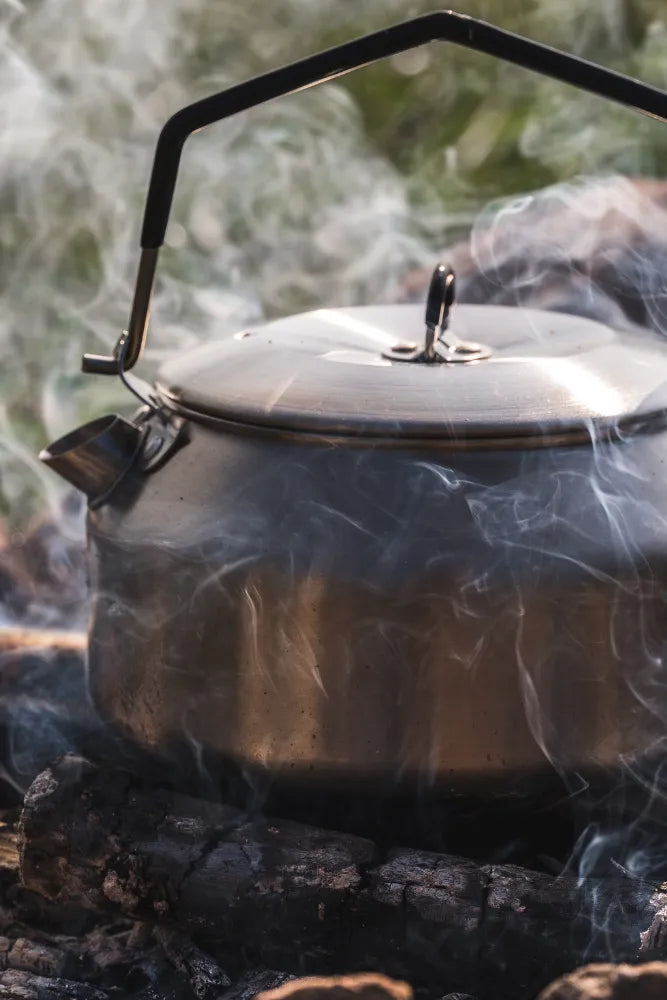 Lambda Coffee Wasserkessel 1 L aus Edelstahl im Bushcraft-Einsatz am Lagerfeuer – ideal für Outdoor, Camping & Kaffeezubereitung in der Natur