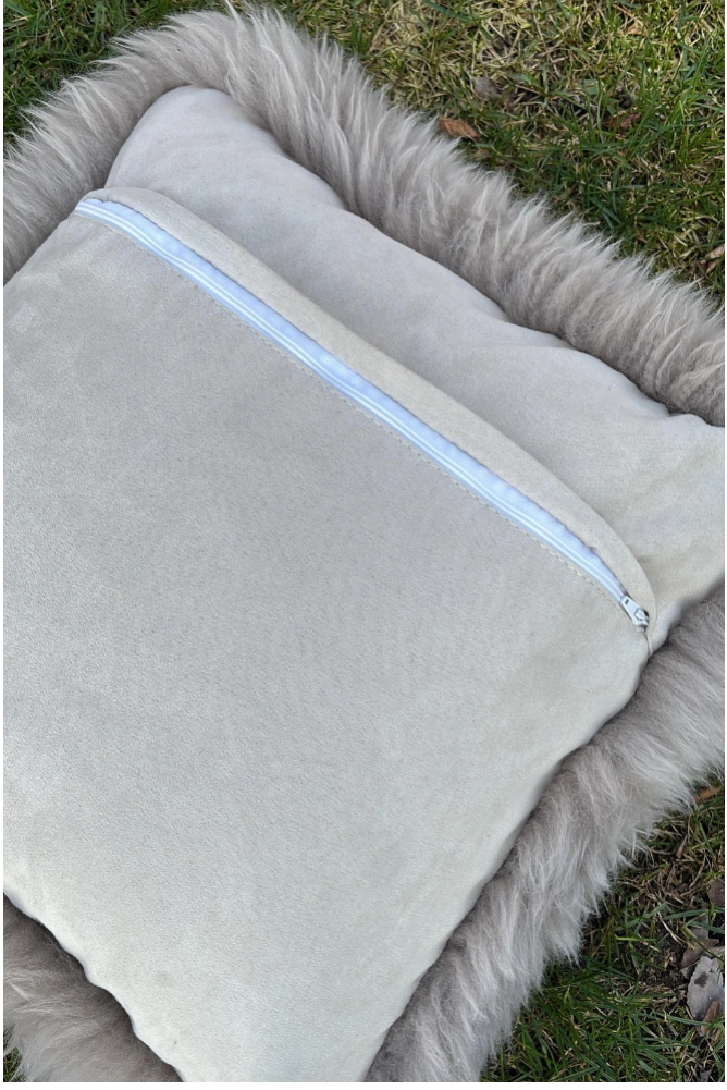 Lammfell-Kissen beim Outdoor-Camping im Camper für gemütliche Stunden unterwegs
