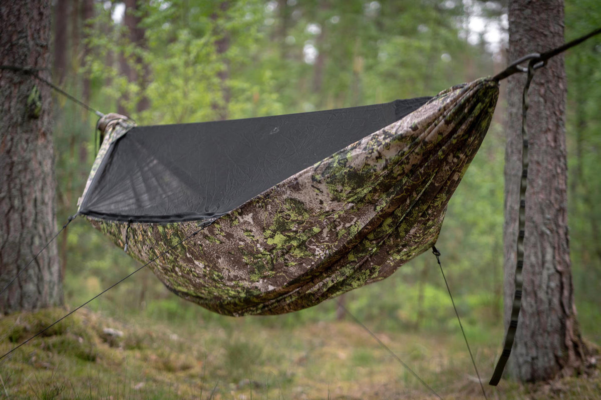 LESOVIK DRAKA FARBA F2.1 Hängematte aufgebaut zwischen Bäumen im Wald